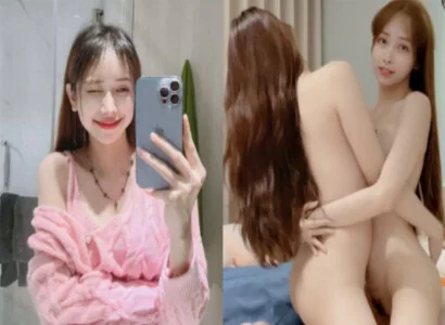 Hai cô gái trong buổi phát trực tiếp móc bím trên sóng phát trực tiếp