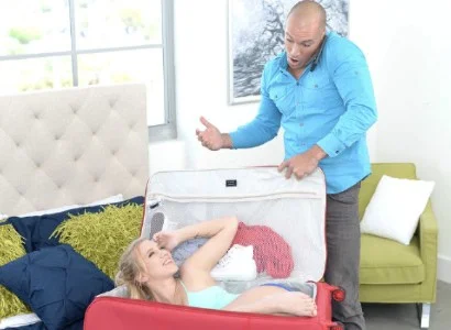 Người mở vali là chủ đề chính